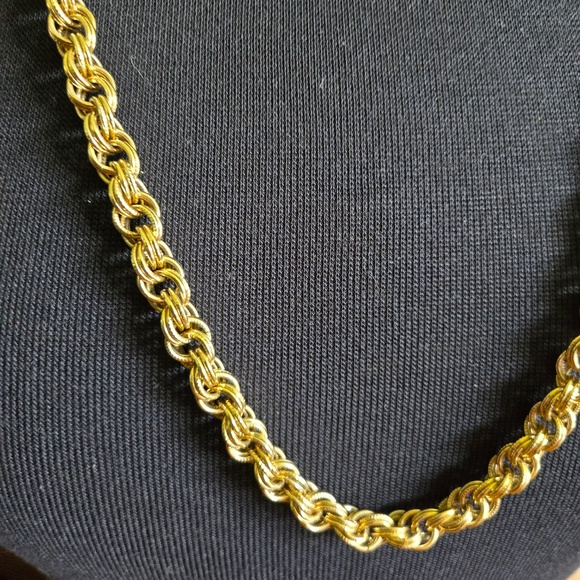 ✨ Vintage Gold-Plated Rope Chain Necklace – 27 Inches, Signed "R" in the clasp ✨ - Picture 2 of 4